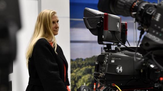 Naisoperaator kaamera taga